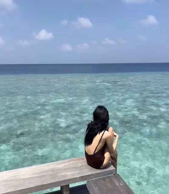 李光潔攜妻兒馬爾地夫度假!老婆穿泳裝秀大長腿,瘦得脊椎骨突出