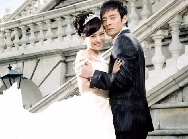 李光潔攜妻兒馬爾地夫度假!老婆穿泳裝秀大長腿,瘦得脊椎骨突出