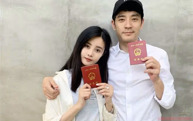 李光潔攜妻兒馬爾地夫度假!老婆穿泳裝秀大長腿,瘦得脊椎骨突出