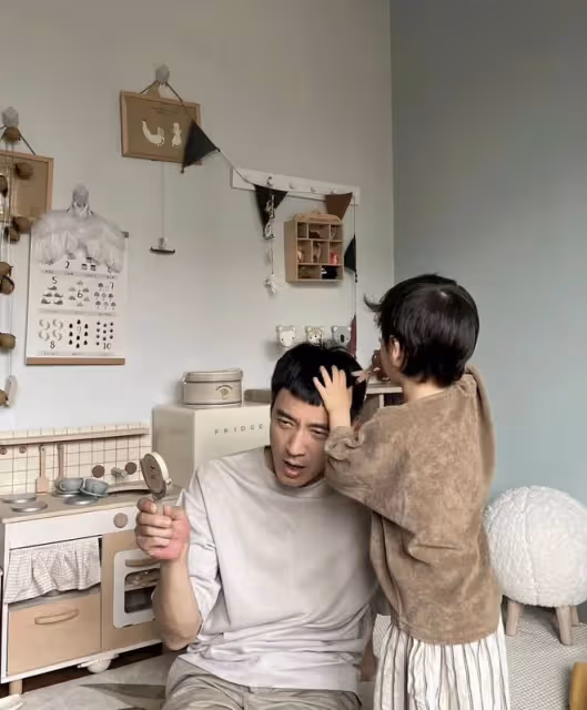 李光潔攜妻兒馬爾地夫度假!老婆穿泳裝秀大長腿,瘦得脊椎骨突出