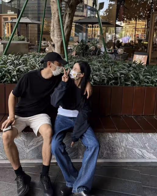 李光潔攜妻兒馬爾地夫度假!老婆穿泳裝秀大長腿,瘦得脊椎骨突出