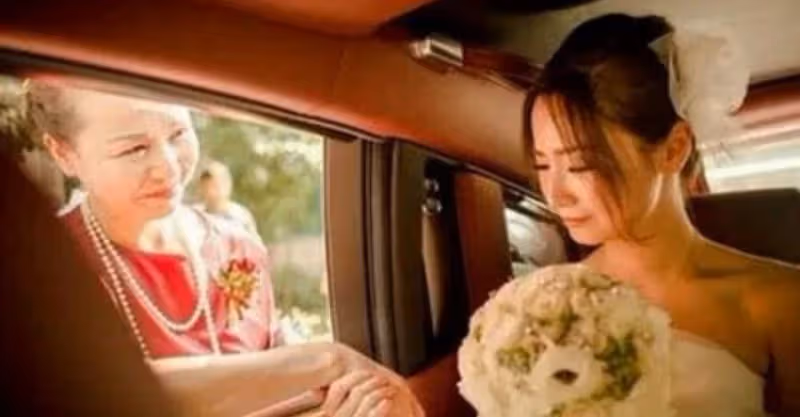 母親每年給女兒寄錢，三年後女兒坐車回來，父親一句話她跪地痛哭
