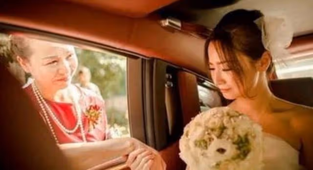 母親每年給女兒寄錢,三年後女兒坐車回來,父親一句話她跪地痛哭