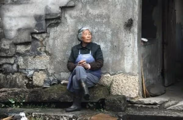 母親每年給女兒寄錢,三年後女兒坐車回來,父親一句話她跪地痛哭