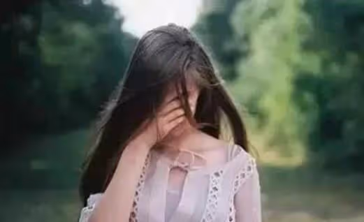 母親每年給女兒寄錢,三年後女兒坐車回來,父親一句話她跪地痛哭