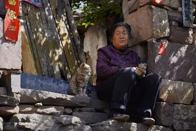 兒媳生病不能做飯伺候婆婆,兒子掀桌子動手,離婚後兒媳太幸福了