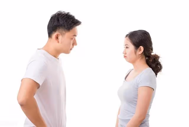 兒媳生病不能做飯伺候婆婆，兒子掀桌子動手，離婚後兒媳太幸福了