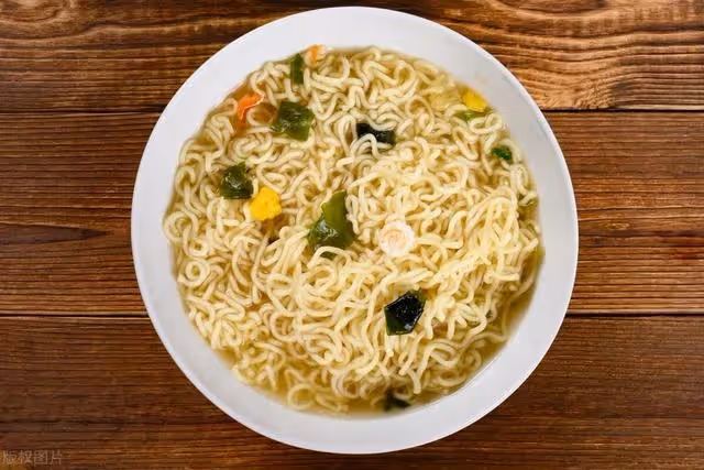 兒媳生病不能做飯伺候婆婆，兒子掀桌子動手，離婚後兒媳太幸福了