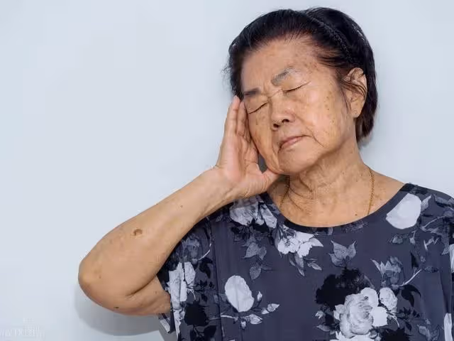 兒媳生病不能做飯伺候婆婆，兒子掀桌子動手，離婚後兒媳太幸福了
