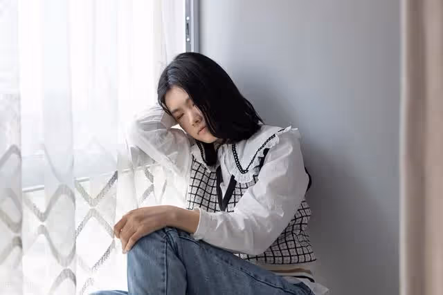 兒媳生病不能做飯伺候婆婆，兒子掀桌子動手，離婚後兒媳太幸福了