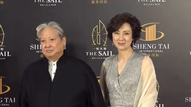 71歲洪金寶暴瘦拄拐領獎，58歲港姐妻子貼心攙扶，身材顏值出眾