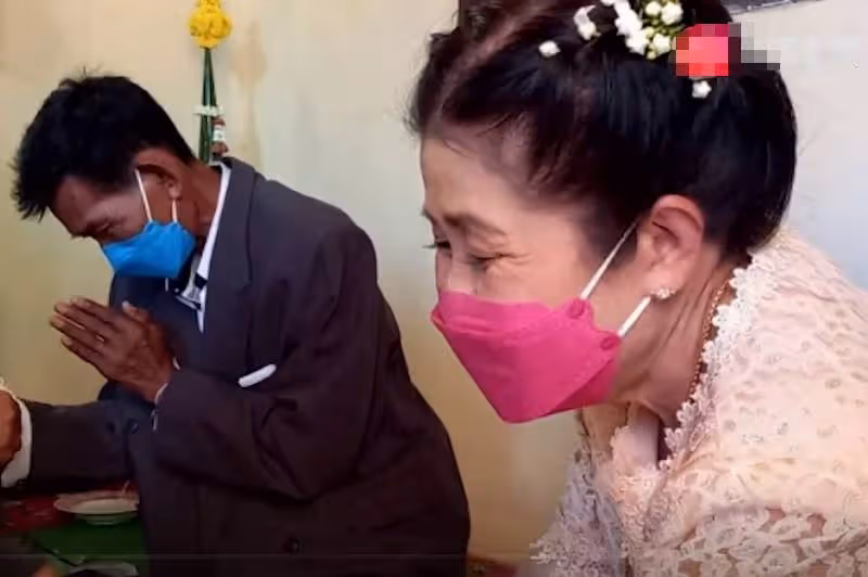 60歲男子喪妻後再娶妻，兩人都是「彼此的初戀」暗戀40多年忘不掉，網卻不祝福：替你亡妻不值！