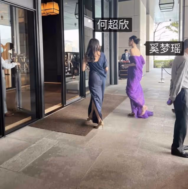 奚夢瑤隨何猷君參加婚禮,二人甜蜜摟腰,女方小腹微隆引網友猜測