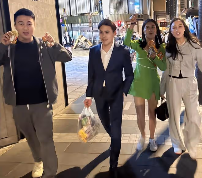 奚夢瑤隨何猷君參加婚禮,二人甜蜜摟腰,女方小腹微隆引網友猜測