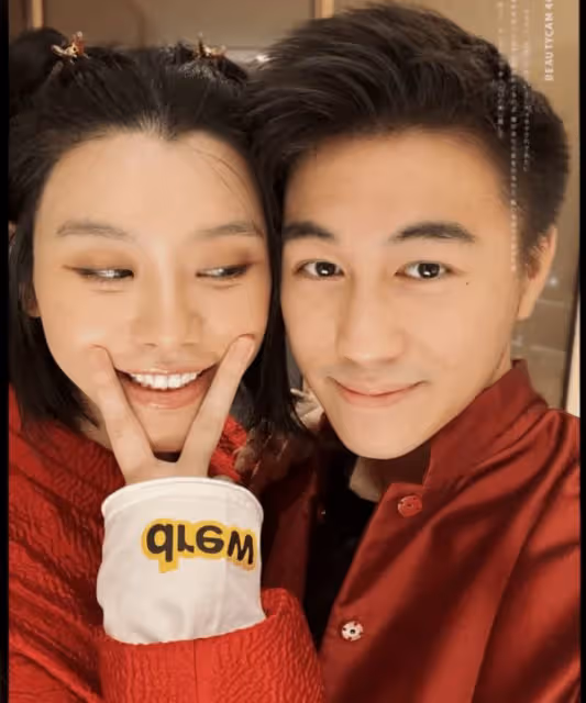 奚夢瑤隨何猷君參加婚禮,二人甜蜜摟腰,女方小腹微隆引網友猜測