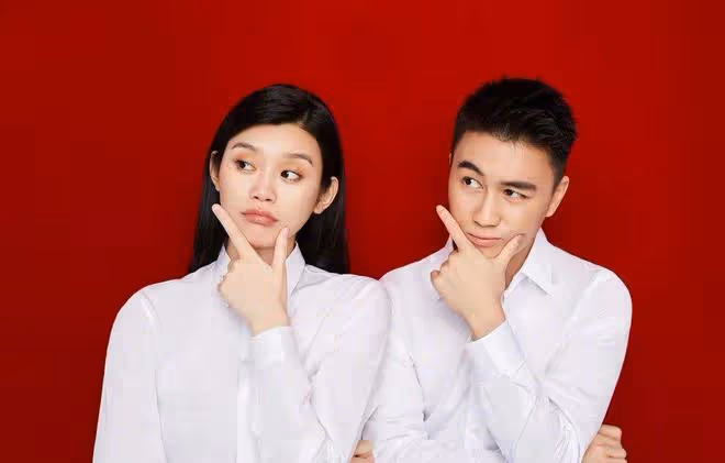 奚夢瑤隨何猷君參加婚禮,二人甜蜜摟腰,女方小腹微隆引網友猜測