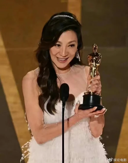 眾星祝賀楊紫瓊獲奧斯卡最佳女主角，向太曝光李連杰和楊紫瓊合影