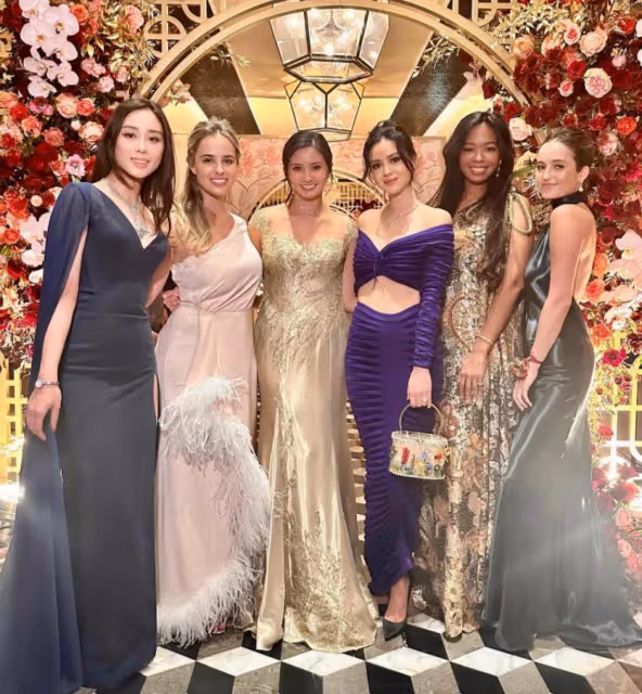 何猷君奚夢瑤合體參加婚禮，23歲何超欣盛裝出席，艷壓名媛林恬兒