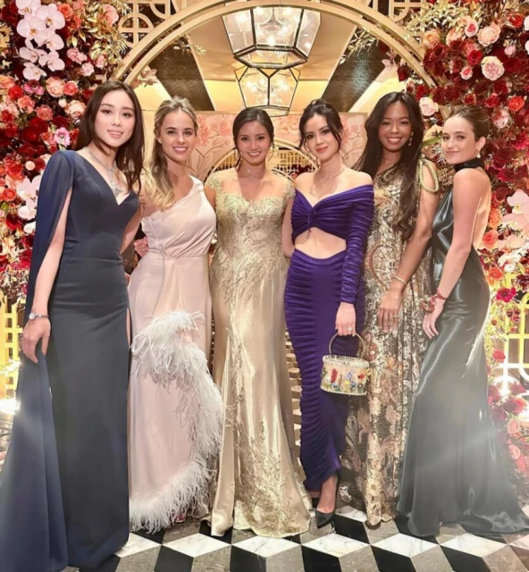 何猷君奚夢瑤合體參加婚禮,23歲何超欣盛裝出席,艷壓名媛林恬兒