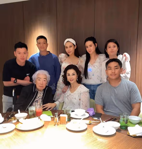 何猷君奚夢瑤合體參加婚禮，23歲何超欣盛裝出席，艷壓名媛林恬兒