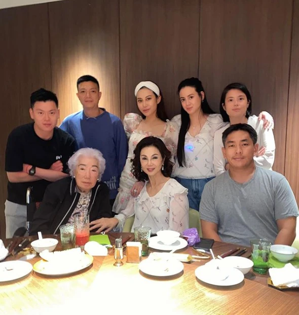 何猷君奚夢瑤合體參加婚禮,23歲何超欣盛裝出席,艷壓名媛林恬兒