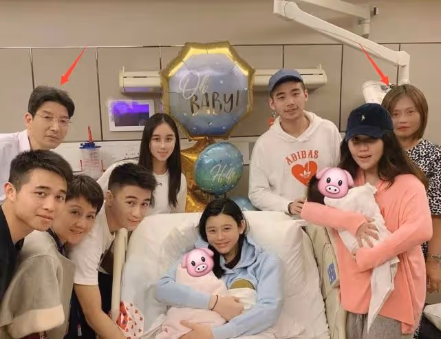 何猷君奚夢瑤合體參加婚禮，23歲何超欣盛裝出席，艷壓名媛林恬兒