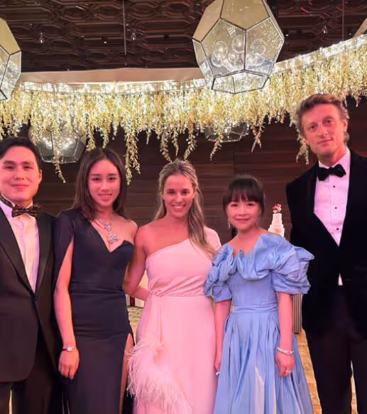 何猷君奚夢瑤合體參加婚禮，23歲何超欣盛裝出席，艷壓名媛林恬兒
