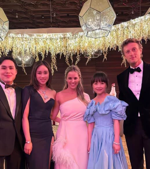 何猷君奚夢瑤合體參加婚禮,23歲何超欣盛裝出席,艷壓名媛林恬兒