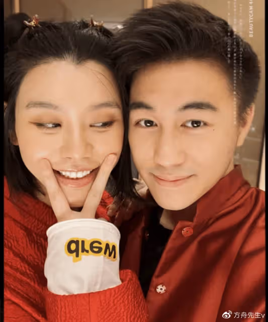 奚夢瑤曬與何猷君參加婚禮，二人摟腰甜蜜放閃，女方小腹微隆引猜測