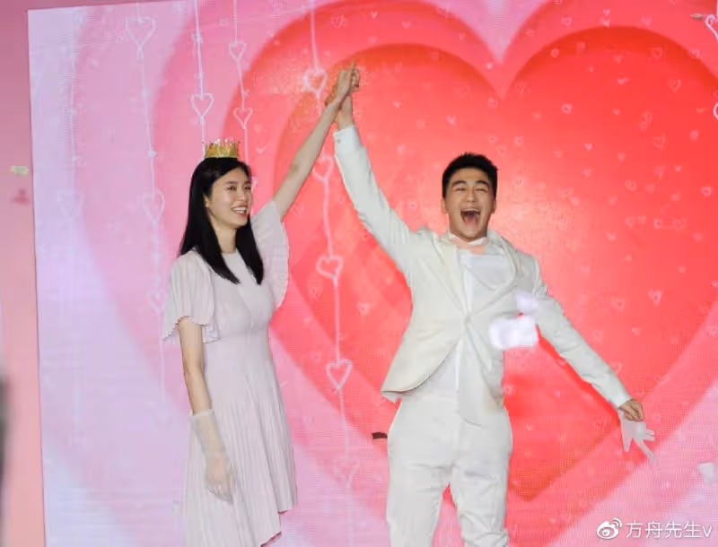 奚夢瑤曬與何猷君參加婚禮，二人摟腰甜蜜放閃，女方小腹微隆引猜測