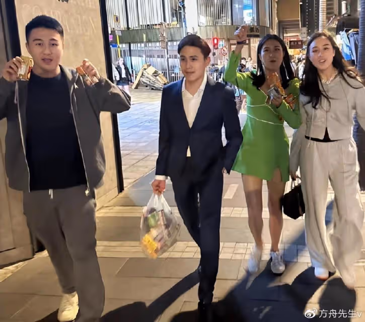 何超欣曬與嫂子奚夢瑤合影，二人珠光寶氣，與香港名媛林恬兒同框比美