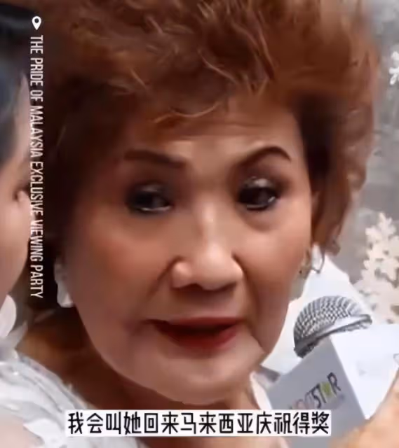 楊紫瓊媽媽榮獲偉大母親稱號，何超儀和關之琳為其送鮮花