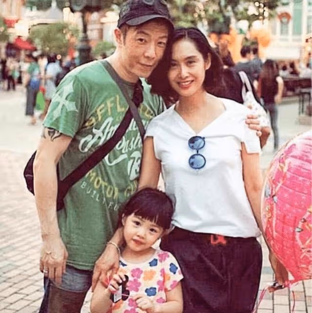 香港童年女神消失一年，近況被網友曝光，曾自曝初戀只維持一天