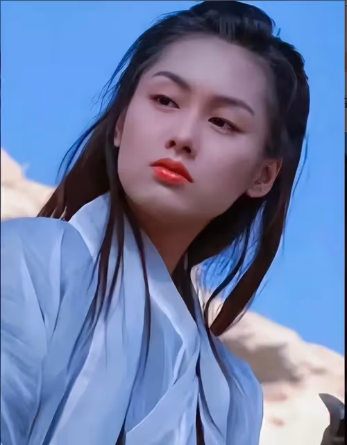 香港童年女神消失一年，近況被網友曝光，曾自曝初戀只維持一天