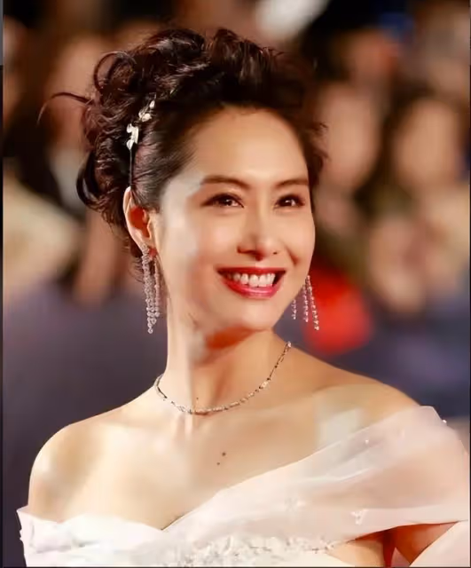 香港童年女神消失一年，近況被網友曝光，曾自曝初戀只維持一天
