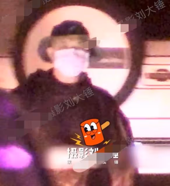 包貝爾現身酒吧與美女相約，兩人拉扯麵露不滿，美女緊跟關係生疑