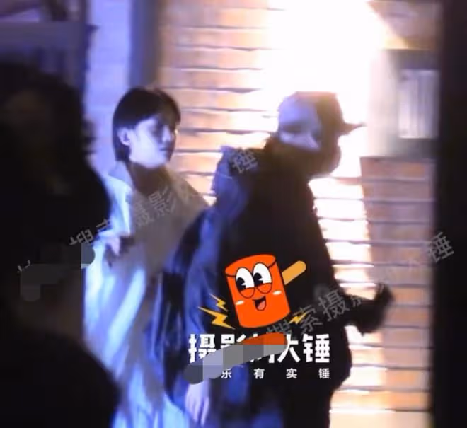 包貝爾現身酒吧與美女相約，兩人拉扯麵露不滿，美女緊跟關係生疑