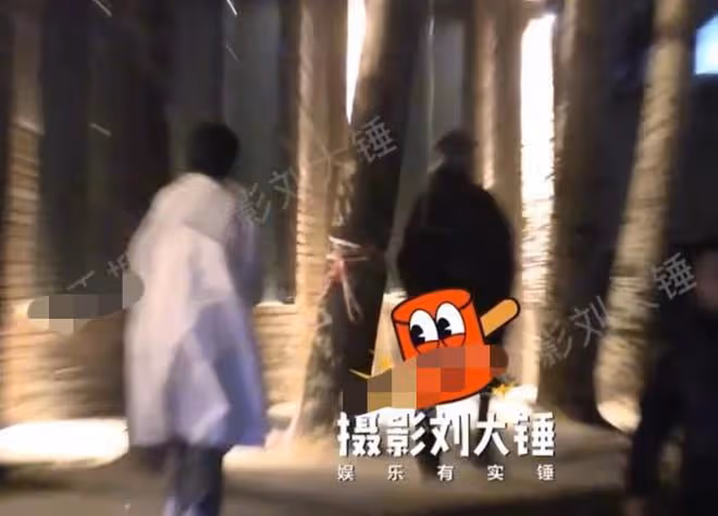 包貝爾現身酒吧與美女相約，兩人拉扯麵露不滿，美女緊跟關係生疑