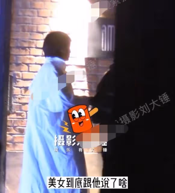 包貝爾現身酒吧與美女相約，兩人拉扯麵露不滿，美女緊跟關係生疑