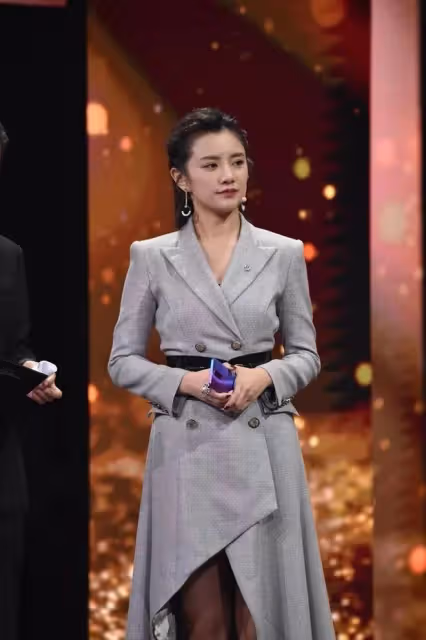 包貝爾現身酒吧與美女相約，兩人拉扯麵露不滿，美女緊跟關係生疑