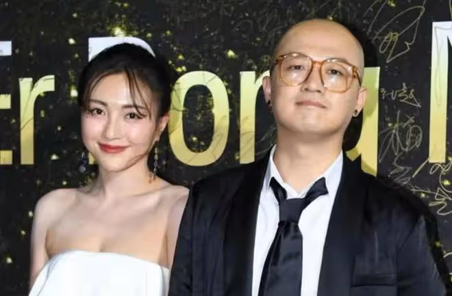 包貝爾現身酒吧與美女相約，兩人拉扯麵露不滿，美女緊跟關係生疑