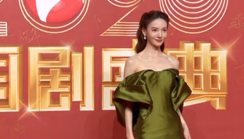 國劇盛宴：紅毯下女子裙裝飄飄，郭德綱休閒保暖才是最亮的那個