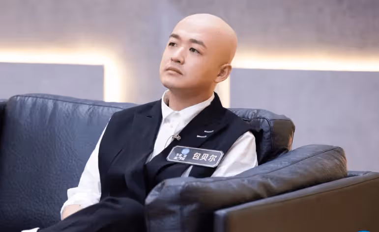 已婚光頭男星深夜酒吧約會美女，見狗仔鏡頭轉身就走，女子忙拉扯