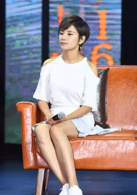 已婚光頭男星深夜酒吧約會美女，見狗仔鏡頭轉身就走，女子忙拉扯