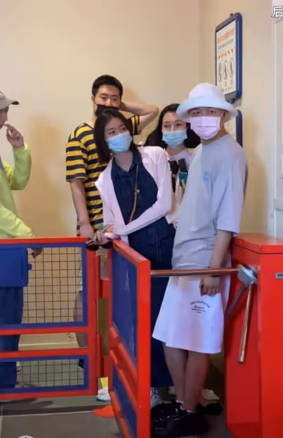 已婚光頭男星深夜酒吧約會美女，見狗仔鏡頭轉身就走，女子忙拉扯