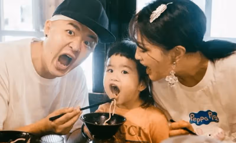 已婚光頭男星深夜酒吧約會美女，見狗仔鏡頭轉身就走，女子忙拉扯