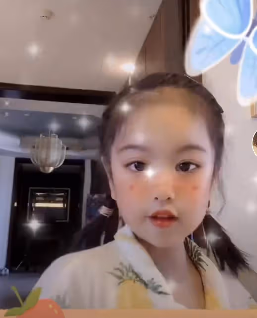 已婚光頭男星深夜酒吧約會美女，見狗仔鏡頭轉身就走，女子忙拉扯