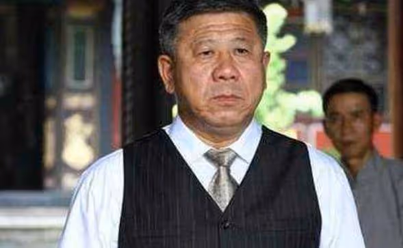 他因長得丑被發掘，現在比張嘉益還出名，老婆來頭非常大是副院長