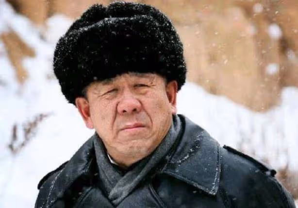 他因長得丑被發掘，現在比張嘉益還出名，老婆來頭非常大是副院長