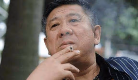 他因長得丑被發掘，現在比張嘉益還出名，老婆來頭非常大是副院長